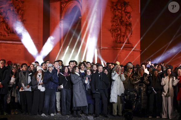 Exclusif - Stéphane Bern présente l'émission "La Grande Soirée du 31 de Paris" diffusée sur France 2 sur les Champs-Elysées, en présence de Anne Hidalgo et Gil Alma, à Paris, France, le 31 décembre 2025. © Jack Tribeca/BHM/Bestimage