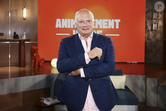 Eric-Emmanuel Schmitt, sur plateau de la nouvelle émission "Animalement Vôtre" présentée par Bernard Montiel et diffusée le 14 décembre sur France 3, à Paris, France, le 14 octobre 2025. © Jack Tribeca/Bestimage