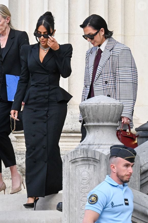 Kim Kardashian et sa mère Kris Jenner - La star américaine Kim Kardashian à la sortie du procès de la rue tronchet des "Papys braqueurs" au palais de justice de Paris, France, le 13 mai 2025. La star américaine doit décrire cette nuit qui l’a «traumatisée», selon ses mots, 9 hommes et 1 femme sont jugés, soupconnés d'avoir participé au casse du siècle, en dérobant à la star 9 millions d'euros de bijoux dans la nuit du 2 au 3 octobre 2016. © Bestimage