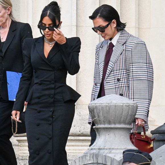 Kim Kardashian et sa mère Kris Jenner - La star américaine Kim Kardashian à la sortie du procès de la rue tronchet des "Papys braqueurs" au palais de justice de Paris, France, le 13 mai 2025. La star américaine doit décrire cette nuit qui l’a «traumatisée», selon ses mots, 9 hommes et 1 femme sont jugés, soupconnés d'avoir participé au casse du siècle, en dérobant à la star 9 millions d'euros de bijoux dans la nuit du 2 au 3 octobre 2016. © Bestimage