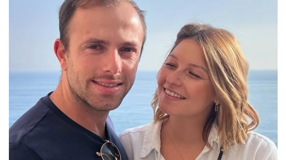 Sans toit depuis la fin de son histoire avec Ludovic (L'amour est dans le pré), Julia cherche activement à quitter la région de l'agriculteur