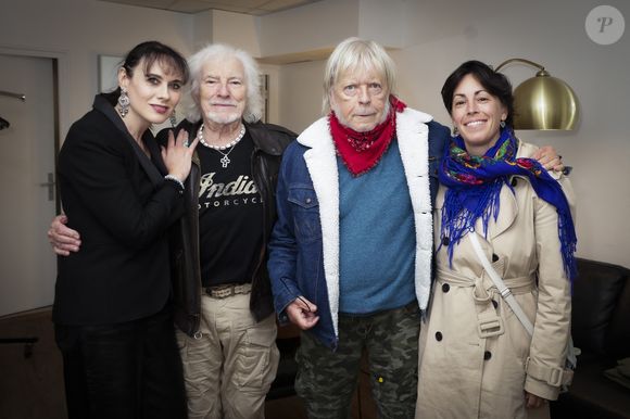 Exclusif - Hugues Aufray, sa femme Murielle, Renaud et sa femme Cerise en backstage du concert de Hugues Aufray au Le Dôme de Paris - Palais des Sports le 9 novembre 2025.

© Jack Tribeca / Bestimage