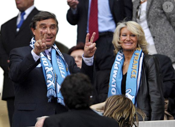 Le présentateur Jean-Pierre Foucault et sa femme assistent à la finale de la Coupe de France de football entre Marseille et Sochaux au Stade de France à Saint Denis, au nord de Paris, le 12 mai 2007. Sochaux s'est imposé 5 à 4 après la séance de tirs au but (2-2 après les prolongations). Photo par Gouhier-Taamallah/ABACAPRESS.COM