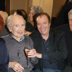 Véronique Genest, Popeck, Daniel Russo et Jean-Pierre Castaldi - Anniversaire surprise de Popeck à l'occasion de ses 90 ans sur la scène du théâtre de Passy à Paris le 18 mai 2025. © Coadic Guirec/Bestimage