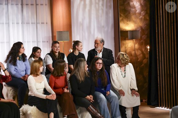 Raphaël Mezrahi sur plateau de l'émission "Animalement Vôtre" présentée par B.Montiel et diffusée le 1er février 2026 sur France 3, à Paris, France, le 3 décembre 2025. © Jack Tribeca/Bestimage