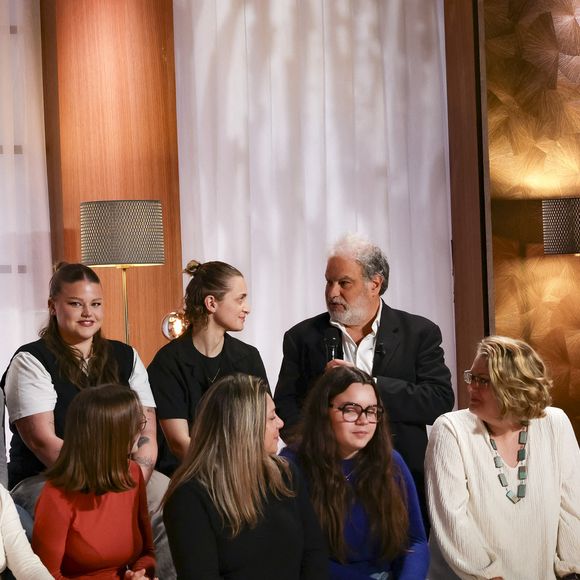 Raphaël Mezrahi sur plateau de l'émission "Animalement Vôtre" présentée par B.Montiel et diffusée le 1er février 2026 sur France 3, à Paris, France, le 3 décembre 2025. © Jack Tribeca/Bestimage