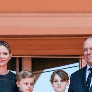Le prince Albert II de Monaco, la princesse Charlène de Monaco, le prince Jacques de Monaco, marquis des Baux, et la princesse Gabriella de Monaco, comtesse de Carladès lors de la célébration de la fête de la Saint-Jean sur la Place du Palais princier de Monaco, le 23 juin 2025.  © Claudia Albuquerque/Bestimage