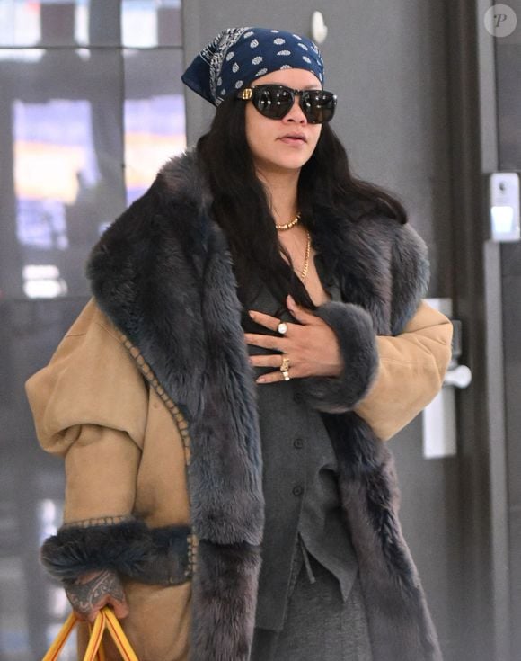 Dans les cuisines du César, les traditions italiennes rencontrent les produits de luxe. Au menu, des pizzas élaborées dans la pure tradition, mais surtout des plats signatures.

04/12/2026 EXCLUSIF : Rihanna a été aperçue en train d'arriver discrètement à New York. La chanteuse et actrice de 38 ans portait un manteau camel doublé de fourrure sur un top et un pantalon gris, un bandana, des lunettes de soleil Valentino et un sac fourre-tout Dior Dracula jaune.