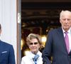 Une situation sur laquelle est revenue son fils, Haakon de Norvège
Le roi Harald, la reine Sonja et le prince Haakon de Norvège inspectent la garde royale depuis le balcon du palais royal à Oslo, le 20 août 2024. © Dana Press / Bestimage