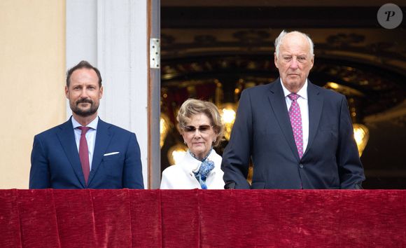Une situation sur laquelle est revenue son fils, Haakon de Norvège

Le roi Harald, la reine Sonja et le prince Haakon de Norvège inspectent la garde royale depuis le balcon du palais royal à Oslo, le 20 août 2024. © Dana Press / Bestimage