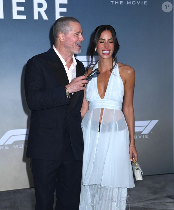 Le 16 juin 2025, New York, Ny, États-Unis : Brad Pitt et Ines de Ramon assistent à la première mondiale du film Apple Original Films 'F1 : The Movie' à Times Square à New York.  Le 16 juin 2025. Photo Image Press via ZUMA Press Wire/Bestimage