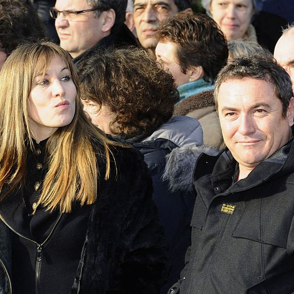Mathilde Seigner et Fabien Onteniente assistent à la cérémonie d'enterrement du producteur, réalisateur et acteur français Claude Berri au cimetière juif de Bagneux, près de Paris, France, le 15 janvier 2009. Claude Berri, figure légendaire du cinéma français depuis plus d'un demi-siècle, est décédé d'un problème vasculaire cérébral il y a quelques jours. Il avait connu son dernier succès avec "Bienvenue chez les Ch'tis", qui a été vu par 20 millions de personnes en France. Photo by ABACAPRESS.COM