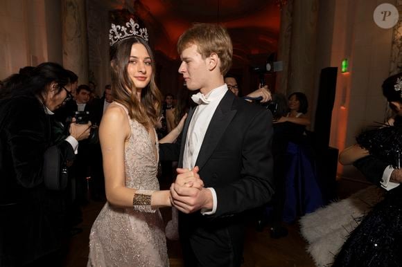 Exclusif - La princesse Eulalia d’Orléans Bourbon ( robe Tony Ward ) et son cavalier Albert Windsor  - Défilé au Bal 2025 des débutantes à l’hôtel Shangri-La Paris le 29 novembre 2025. Le Bal / Moreau / Borde / Bestimage
