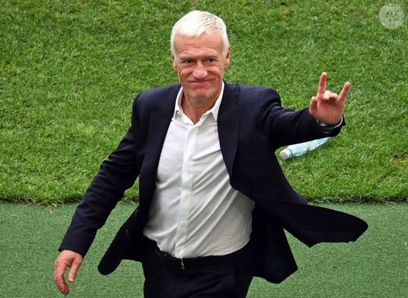 "Patience, sourire, dispo… franchement, Didier, t’es un Dieu" a écrit Thierry Marquet en légende de sa publication Instagram.

08 juin 2025, Baden-Württemberg, Stuttgart : Football : Ligue des Nations A, Allemagne - France, tour de barrage, match pour la troisième place, Stuttgart Arena, le sélectionneur français Didier Deschamps fait un geste vers les tribunes après le match. Photo : Marijan Murat/DPA/ABACAPRESS.COM