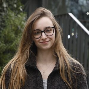 Emma Smet arrive à l'enregistrement de l'émission "Vivement Dimanche Prochain" au Studio Gabriel à Paris le 2 mars 2022. Photo par Agence / Bestimage