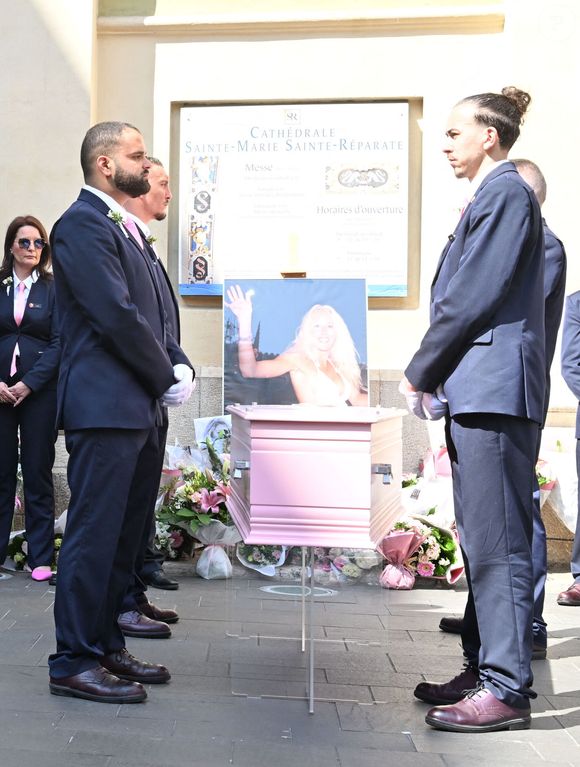 Devant la cathédrale se trouvait un portrait symbolique de la jeune femme qu’elle a été. Un cliché pris juste après sa victoire dans l’émission "Loft Story", à l’apogée de sa gloire, à une époque où elle était souriante, heureuse et où l’avenir s’annonçait radieux. 

Sorties des obsèques de Loana Petrucciani dans la cathédrale Sainte-Réparate à Nice le 10 avril 2026. L'ancienne star de téléréalité a été retrouvée morte dans son appartement niçois par les autorités, le 25 mars dernier. © Bruno Bebert/Bestimage