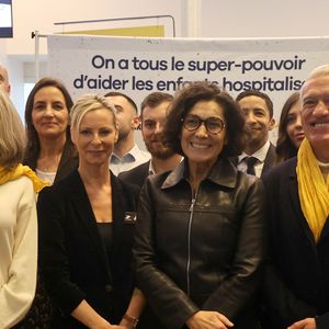 Le sélectionneur de l'équipe de France de football Didier Deschamps et Brigitte Macron se tiennent devant le bureau de poste principal de Bordeaux, dans le sud-ouest de la France, le 8 janvier 2025, alors qu'ils lancent l'édition 2025 du fonds de charité appelé "Opérations pièces jaunes", dont la fondation vise à améliorer les conditions des enfants hospitalisés. Le sélectionneur de l'équipe de France, vainqueur de la Coupe du monde 2018, Didier Deschamps, a annoncé le 8 janvier 2025 qu'il quitterait son poste après la phase finale de 2026. © Fabien Cottereau - Patrick Bernard/Bestimage