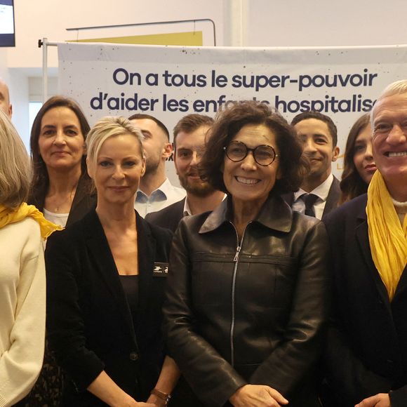 Le sélectionneur de l'équipe de France de football Didier Deschamps et Brigitte Macron se tiennent devant le bureau de poste principal de Bordeaux, dans le sud-ouest de la France, le 8 janvier 2025, alors qu'ils lancent l'édition 2025 du fonds de charité appelé "Opérations pièces jaunes", dont la fondation vise à améliorer les conditions des enfants hospitalisés. Le sélectionneur de l'équipe de France, vainqueur de la Coupe du monde 2018, Didier Deschamps, a annoncé le 8 janvier 2025 qu'il quitterait son poste après la phase finale de 2026. © Fabien Cottereau - Patrick Bernard/Bestimage