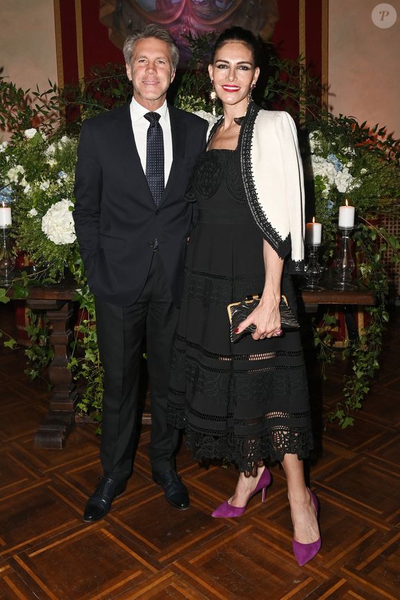 Ils s'étaient rencontrés à Gstaad, en Suisse, par le biais d'amis communs.

Le prince Emmanuel-Philibert de Savoie et Adriana Abascal lors du Concerto pour la paix de Omar Harfouch dans la chambre de députés à Rome en Italie le 29 avril 2025.

SGP / BESTIMAGE