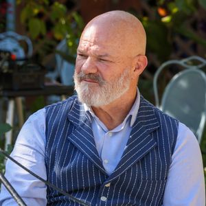 Au micro de France Inter ce jeudi 5 mars 2026, il a déploré la trop grande facilité d'accès au permis d'exploitation pour ouvrir un restaurant.

Le Chef doublement étoilé, Philippe Etchebest, Parrain de la 3ème édition du "Festival Bon" qui se tiendra du 13 au 19 octobre 2025 à Bordeaux, en conférence de presse à la Maison du Jardinier, Parc Rivière à Bordeaux, le 2 octobre 2025. © Jean-Marc Lhomer/Bestimage