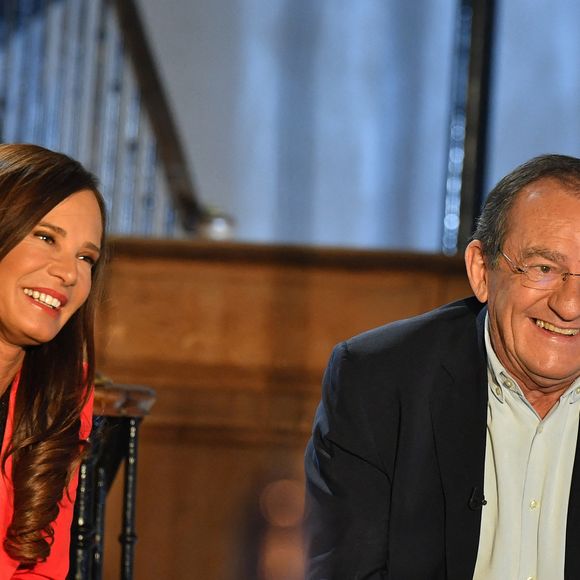 Elle va faire de la radio
Jean-Pierre Pernaut et sa femme Nathalie Marquay - Jean-Pierre Pernaut et sa femme Nathalie Marquay lors de l'enregistrement de l'émission "Animaux Stars" le 23 novembre 2021, qui sera diffusée le 5 février 2022 sur la chaine Animaux. L'ancien présentateur du journal de 13h vient de révéler d'être atteint d'un cancer du poumon © Veeren/Bestimage