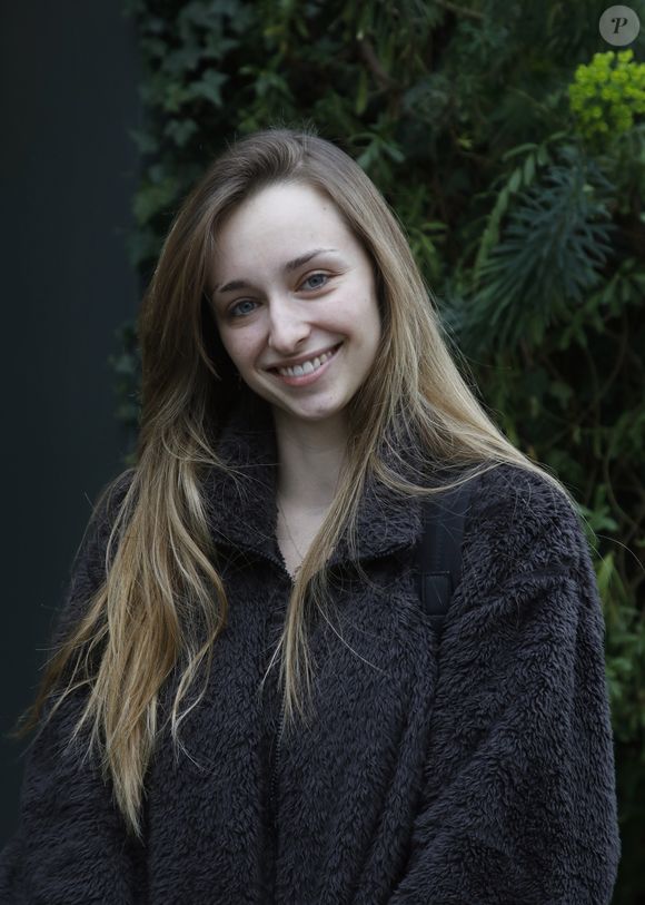 Emma Smet - Arrivées des invités à l'enregistrement de l'émission "Vivement Dimanche Prochain" au Studio Gabriel à Paris le 2 mars 2022. L'émission sera diffusée le 6 mars 2022.