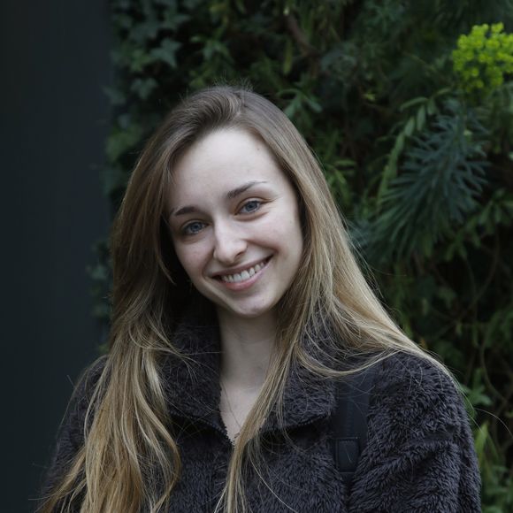 Emma Smet - Arrivées des invités à l'enregistrement de l'émission "Vivement Dimanche Prochain" au Studio Gabriel à Paris le 2 mars 2022. L'émission sera diffusée le 6 mars 2022.