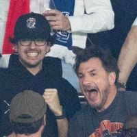 Michaël Youn aux côtés de son beau-fils Sean Obispo, Benjamin Duhamel et sa compagne Agathe Lambret... tous à fond pour la victoire du PSG