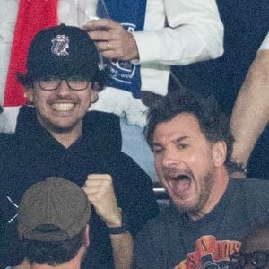 Michaël Youn était fou de joie aux côtés de son beau-fils Sean Obispo pour la victoire éclatante du PSG.

Sean Obispo, Michaël Youn, Issa Doumbia dans les tribunes du match de quart de finale aller de Ligue Des Champion au Parc des Princes à Paris. 

Photo : Cyril Moreau / Bestimage