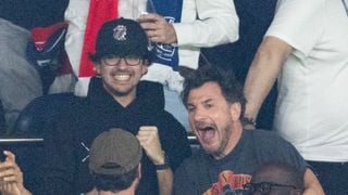 Michaël Youn aux côtés de son beau-fils Sean Obispo, Benjamin Duhamel et sa compagne Agathe Lambret... tous à fond pour la victoire du PSG