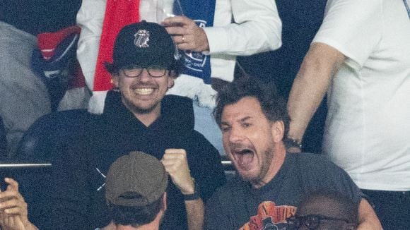 Michaël Youn aux côtés de son beau-fils Sean Obispo, Benjamin Duhamel et sa compagne Agathe Lambret... tous à fond pour la victoire du PSG