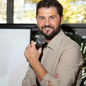 Christophe Beaugrand explique que son travail à la télévision l'aide à surmonter ce traumatisme.

Exclusif - Christophe Beaugrand - C.Beaugrand participe au "Mars Global Adoption Weekend" (loto de la protection animale) à la Maison de l’animal à Paris, le 11 octobre 2025.
© Julien Sarkissian / Bestimage