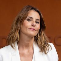 “T’es sûre que tu assumes tes bras ?” : Faustine Bollaert a fait face à des commentaires loin d’être bienveillants