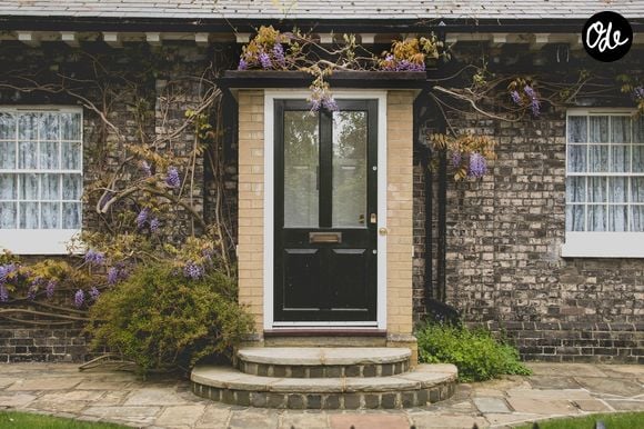 Vaporiser du vinaigre à l'entrée d'une maison : pourquoi les experts le recommandent et quels sont ses bienfaits