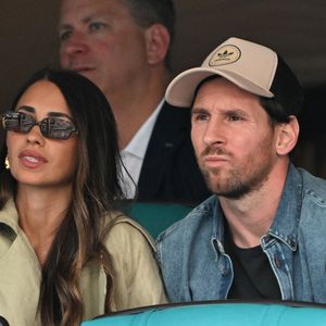Le duo originaire de Rosario, en province de Santa Fe, est séparé quand Lionel Messi part jouer à Barcelone à l'âge de 13 ans...

Lionel Messi et son épouse Antonela Roccuzzo au 11e jour de l'Open de Miami au Hard Rock Stadium, le 28 mars 2025 à Miami Gardens, en Floride. Photo : MediaPunch/Abaca