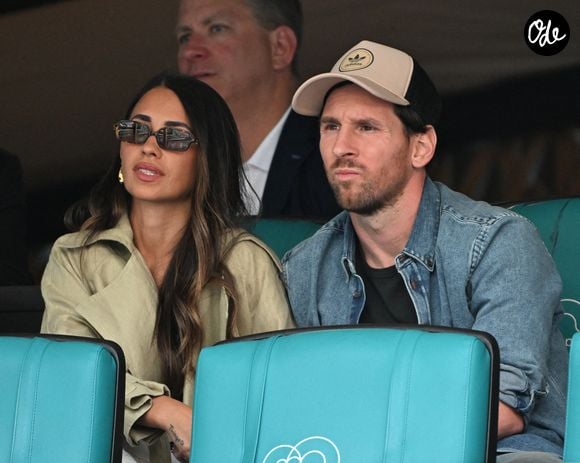Le duo originaire de Rosario, en province de Santa Fe, est séparé quand Lionel Messi part jouer à Barcelone à l'âge de 13 ans...

Lionel Messi et son épouse Antonela Roccuzzo au 11e jour de l'Open de Miami au Hard Rock Stadium, le 28 mars 2025 à Miami Gardens, en Floride. Photo : MediaPunch/Abaca