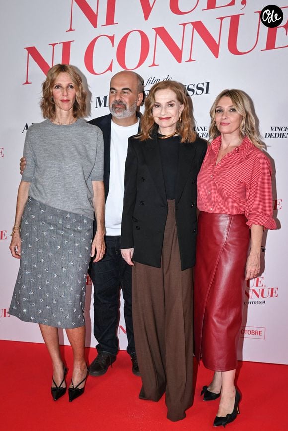 Sandrine Kiberlain, Marc Fitoussi, Isabelle Huppert et Anne Marivin posent lors d'une séance photo pour le film « NI VUE, NI CONNUE » au cinéma Pathé Palace à Paris, le 29 septembre 2026. Photo de Firas Abdullah/ABACAPRESS.COM