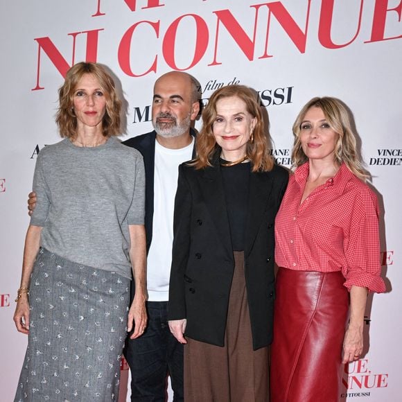 Sandrine Kiberlain, Marc Fitoussi, Isabelle Huppert et Anne Marivin posent lors d'une séance photo pour le film « NI VUE, NI CONNUE » au cinéma Pathé Palace à Paris, le 29 septembre 2026. Photo de Firas Abdullah/ABACAPRESS.COM