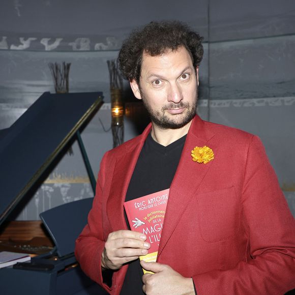 L'animateur pratique assidûment le cardio, le gainage et la boxe.

Exclusif - Gros plan avec Eric Antoine lors des "Rencontres Philisophiques du Nolinski Paris". Le Grand Salon du Nolinski Paris devient un véritable théâtre qui accueille une discussion privilégiée entre le philosophe Emmanuel Leclercq, fondateur de "Devenir pour agir" et une personnalité publique.
© Cédric Perrin/Bestimage