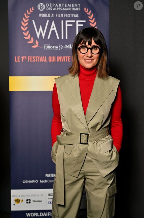 Elle explique : "C'est Stéphane Courbit, mon patron actuel, qui va venir avec une de mes amies, qui s'appelle Sophie, et qui va me l'annoncer.
Alexia Laroche Joubert, memebre du jury, durant le photocall lors de la 1ère édition du World AI Film Festival (WAiFF) à Nice, le 11 avril 2025© Bruno Bebert / Bestimage
