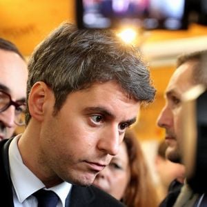 L'ancien premier ministre Gabriel Attal dans le cadre d'une tournée des regions rencontre les commercants et des habitants de Bordeaux sur le marché des Capucins en compagnie de Thomas Cazenave ancien ministre aux comptes publics, député et homme politique local, le 14 fevrier 2025 à Bordeaux, France. © Patrick Bernard/ Bestimage