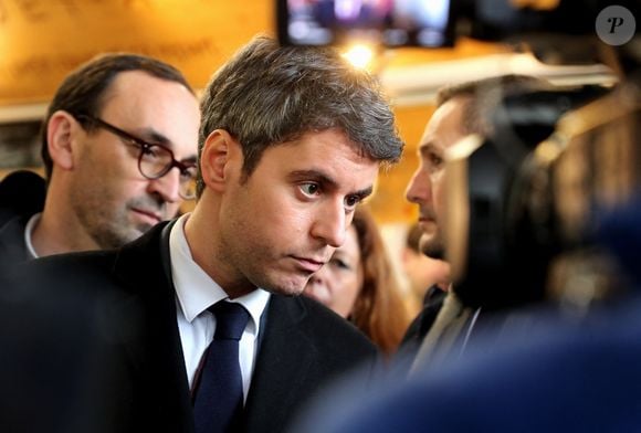 L'ancien premier ministre Gabriel Attal dans le cadre d'une tournée des regions rencontre les commercants et des habitants de Bordeaux sur le marché des Capucins en compagnie de Thomas Cazenave ancien ministre aux comptes publics, député et homme politique local, le 14 fevrier 2025 à Bordeaux, France. © Patrick Bernard/ Bestimage