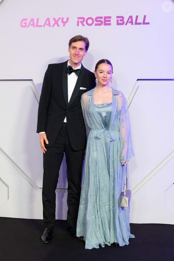 Près de 800 invités étaient réunis pour cet événement caritatif emblématique de Monaco même si deux des enfants de Caroline de Hanovre manquaient à l'appel : Andrea et Charlotte. 

Ben-Sylvester Strautmann, S.A.R. la princesse Alexandra de Hanovre assistent à la 70ème édition du "Bal de la Rose" au Sporting Club de Monte-Carlo à Monaco, le 21 mars 2026. © Olivier Huitel/Pool Monaco/Bestimage