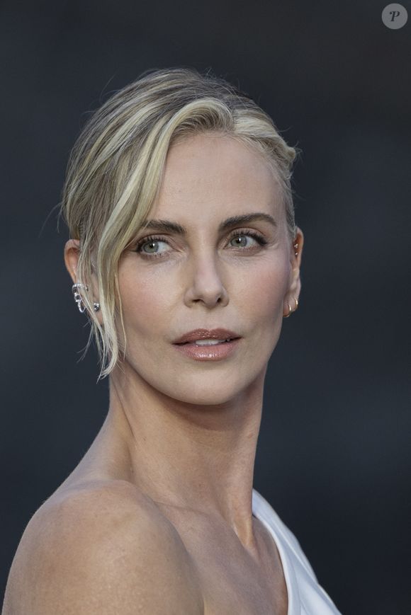 Charlize Theron - Photocall du dîner "Prelude pour les JO" à la Fondation Vuitton à Paris, France, le 25 juillet 2024. © Olivier Borde/Bestimage