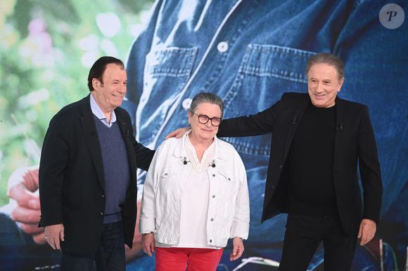 Exclusif - Daniel Russo, Gjislaine Villeret et Michel Drucker - Enregistrement de l'émission Vivement dimanche en hommage à Jacques Villeret au studio Rive Gauche , présentée par Michel Drucker . Diffusion sur France 3 le 29/03/2026. Photos prises le 18 mars 2026.
© Guillaume Gaffiot / Bestimage