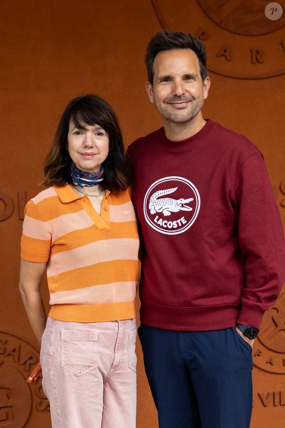 Christophe Michalak et son épouse Delphine ont également été aperçus dans les allées du tournoi parisien.

Christophe Michalak et sa femme Delphine Michalak au village lors des Internationaux de France de Tennis de Roland Garros 2026. Paris, le 2 juin 2026.
© Jacovides-Moreau / Bestimage