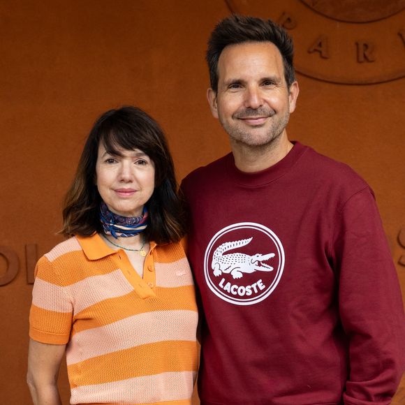 Christophe Michalak et son épouse Delphine ont également été aperçus dans les allées du tournoi parisien.

Christophe Michalak et sa femme Delphine Michalak au village lors des Internationaux de France de Tennis de Roland Garros 2026. Paris, le 2 juin 2026.
© Jacovides-Moreau / Bestimage