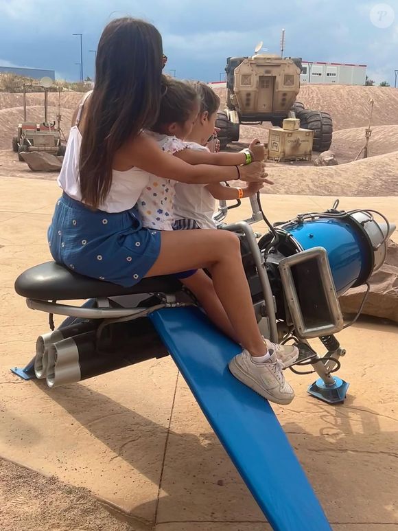 Une arrivée qu’elle avait annoncée avec émotion sur Instagram, en publiant une photo de son bébé entouré des mains de ses aînés Jeanne (5 ans) et Noé (4 ans)...

Instagram d'Emilie Broussouloux en famille avec sa petite dernière : Nicole.