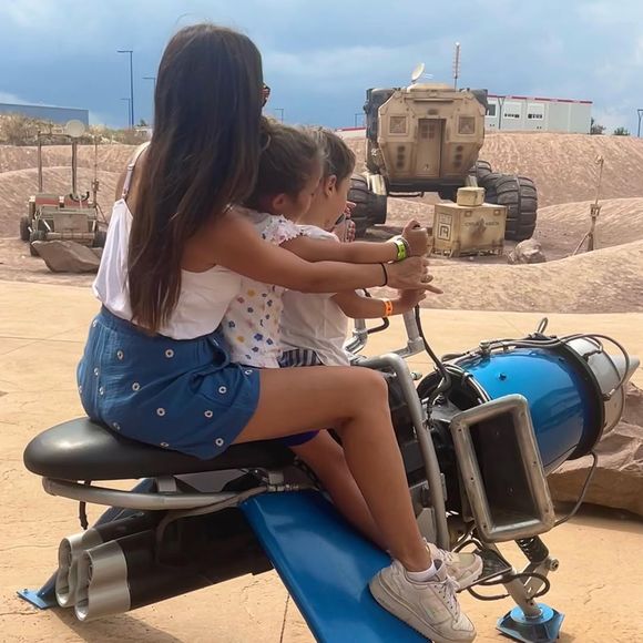 Une arrivée qu’elle avait annoncée avec émotion sur Instagram, en publiant une photo de son bébé entouré des mains de ses aînés Jeanne (5 ans) et Noé (4 ans)...

Instagram d'Emilie Broussouloux en famille avec sa petite dernière : Nicole.