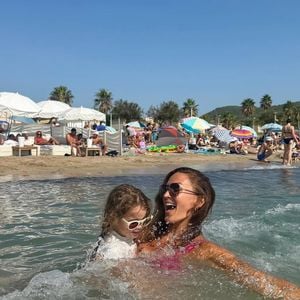 Elle a partagé sur Instagram des photos de sa fille Noa et de ses moments de détente.

Vitaa passe ses vacances en famille, en compagnie de sa petite dernière, Noa, âgée de trois ans. Compte Instagram de Vitaa / Publication du 11 août 2025